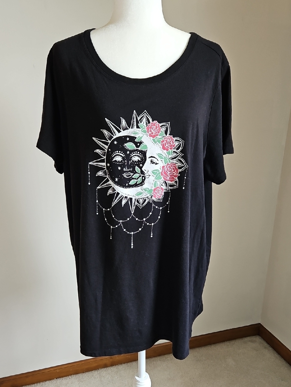 Torrid Sun Moon Celestial Floral Graphic Short Sleeve Tee Size 3 Slim Fit Black